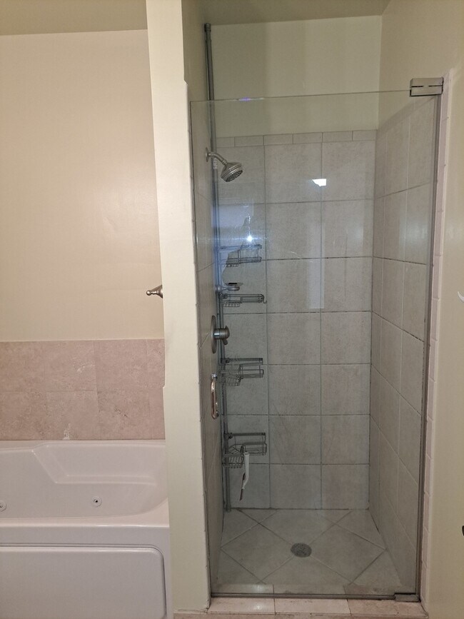 Building Photo - 915 S Oak Park Ave