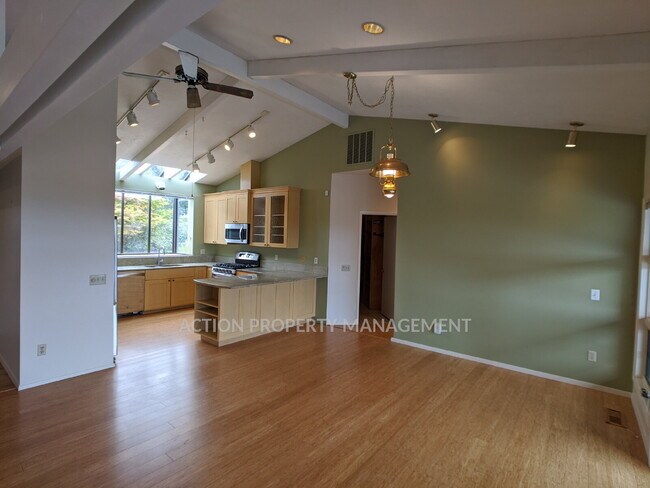 Building Photo - 3 bed 3 bath on 4.8 acres w/ beautiful water view
