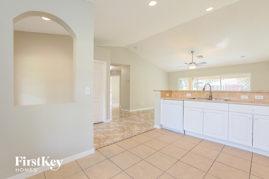 Building Photo - 538 Flamingo Ave S