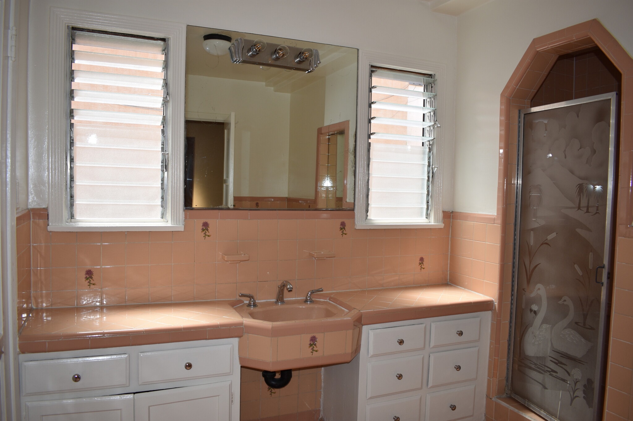 Master Bathroom - 538 N Detroit St