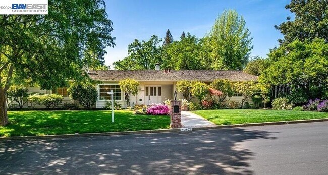 Building Photo - 2402 Royal Oaks Dr