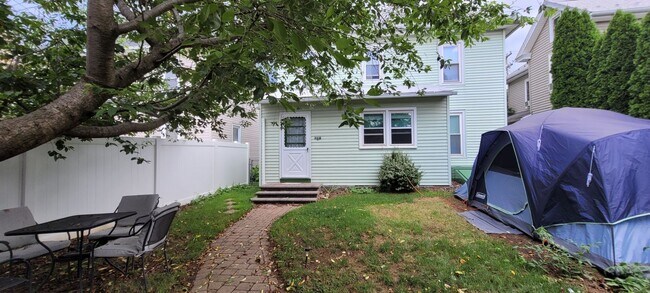 Building Photo - 4 Bedroom 1 bathroom home located in Leola PA