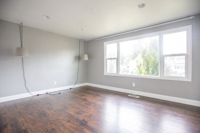 Building Photo - South Salem 4 Bedroom 2 Bath Home Available Mid June !!!