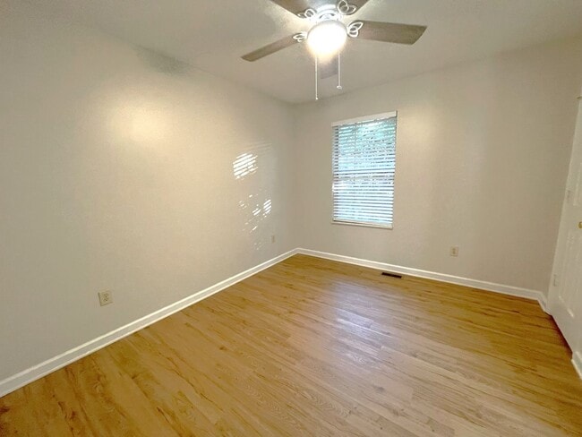 Building Photo - Spacious, 2 bedroom, 2.5 bath townhouse fo...