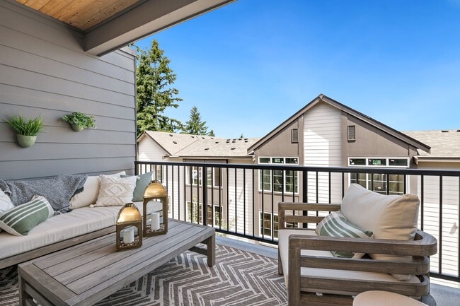 Building Photo - 4 Bedroom Kenmore Townhome with a Territorial View!