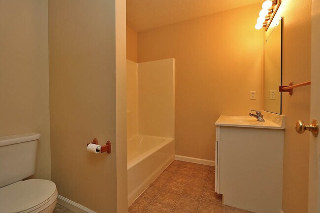 Building Photo - 4 Bedroom House Close to Campus