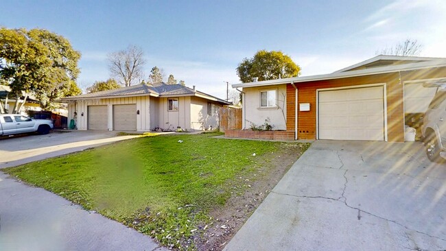 Building Photo - 2 Bedroom 1 bath Duplex with garage