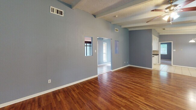 Building Photo - Jasper Heights - 3 bedroom beauty!