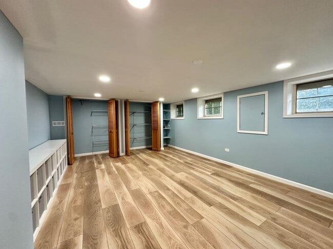 Building Photo - 3 bedroom in Hinsdale IL 60521