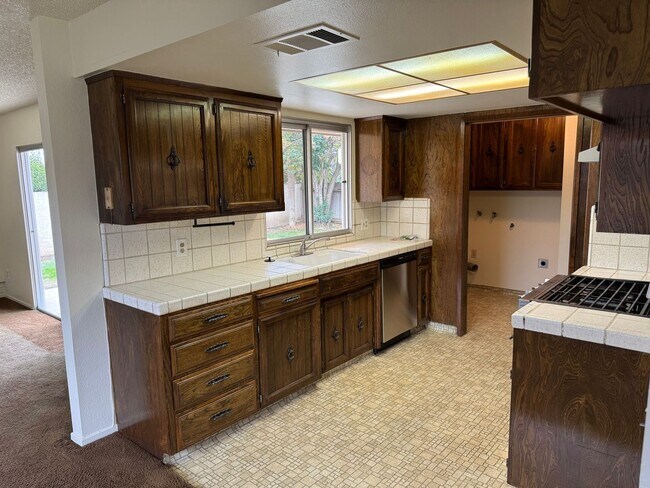 Building Photo - 1586 Hawthorne Dr