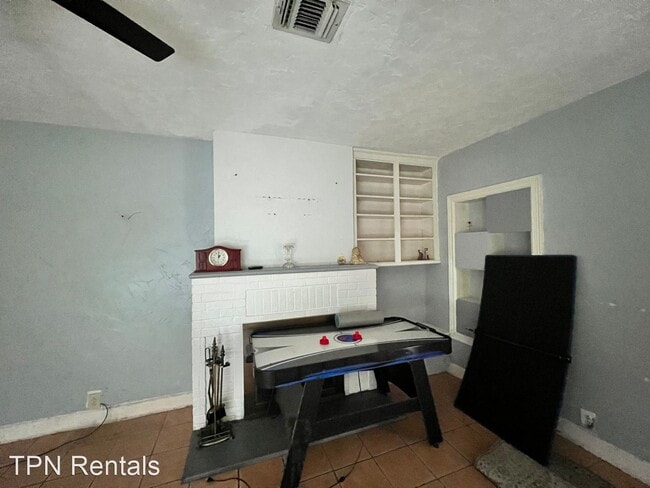 Building Photo - 4 br, 2 bath House - 6259 S. Lakeshore Dr.