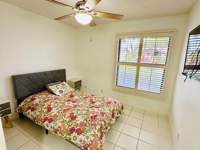 Building Photo - 5077 Forsythia St