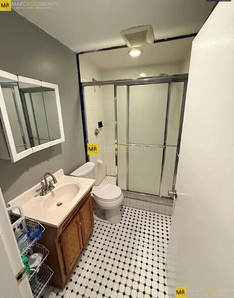 Building Photo - 460 Park Dr