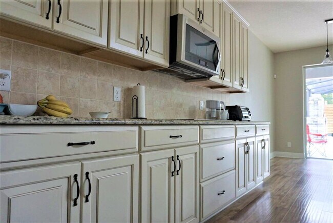 Building Photo - Orchard Hills 6 bed / 3.5 Bath - Partially Furniushed