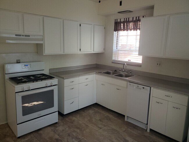 Building Photo - 7230 Amherst Ave