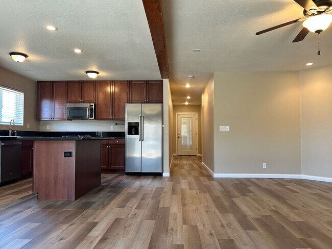 Building Photo - Please contact Vaughn Realty to set up an appointment, 760-446-6561