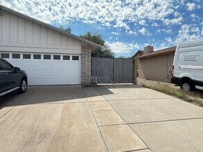 Building Photo - Stunning 3 Bedroom 2 Bath