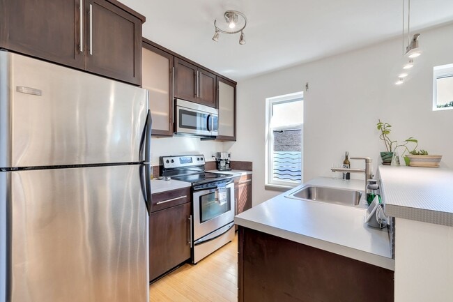 Building Photo - Modern 2-Bedroom Townhome in the Heart of ...