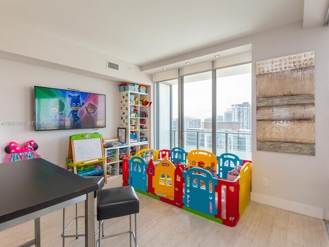 Building Photo - 1300 Brickell Bay Dr