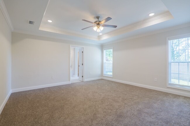 Building Photo - Don't Miss Out On This One!