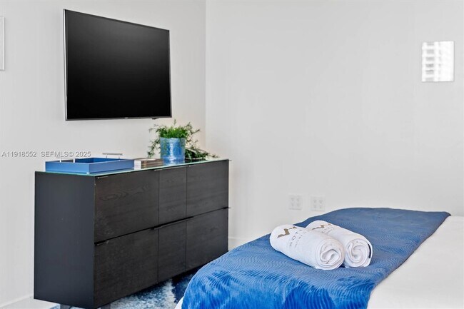 Building Photo - 3101 Bayshore Dr