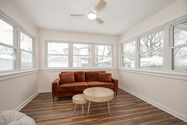 Building Photo - 3 BED 1 BATH SINGLE FAMILY HOME IN BEAUTIFUL LAKEWOOD!