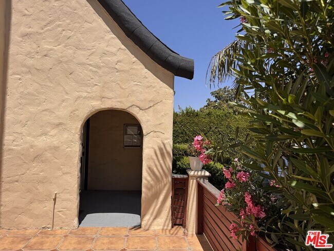 Building Photo - 1325 S Rimpau Blvd