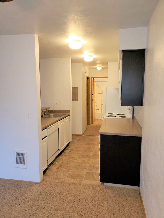 Building Photo - Two Bedroom, One Bath, 2nd Floor - End of Winter Special - Second Month Free!