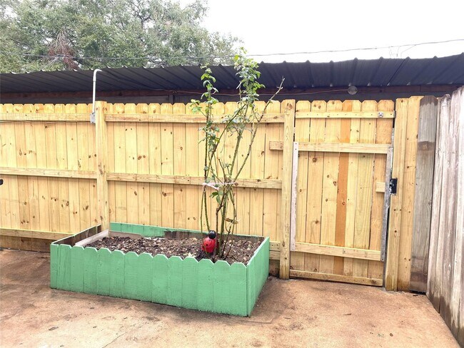 Building Photo - 7831 Fuqua St