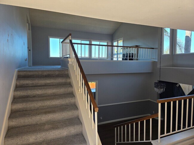 Building Photo - Large 3 bedroom home in quiet neighborhood cul-de-sac with amazing views