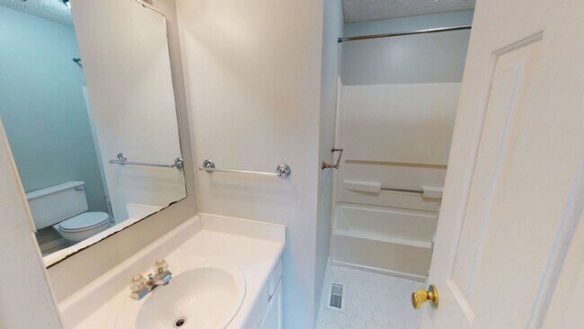 Building Photo - Charming 3 bedroom / 2 bathroom home with large fenced backyard near shopping & Fort Bragg!
