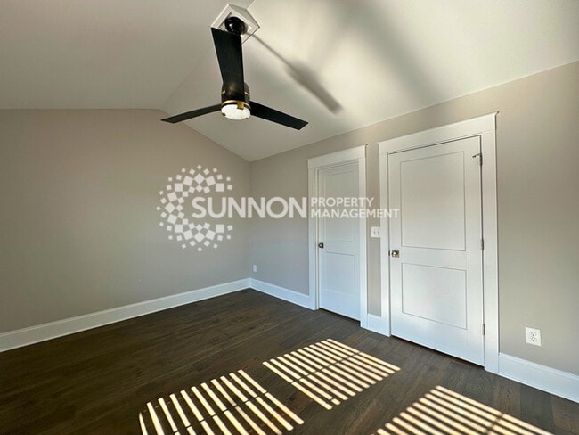 Building Photo - Modern 3-Story Townhome in the Heart of Plaza-Midwood - Walk to Everyt