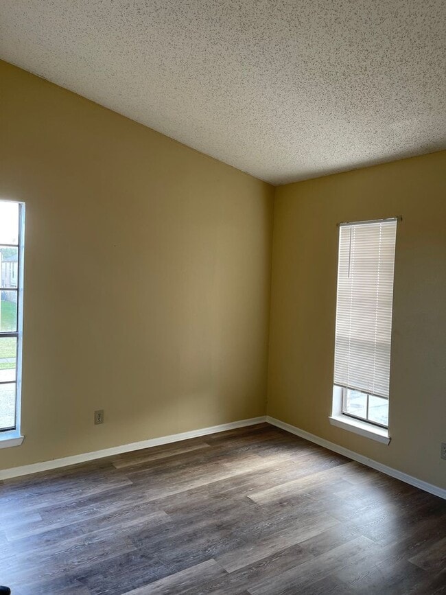 Building Photo - 2410 Capitan Dr