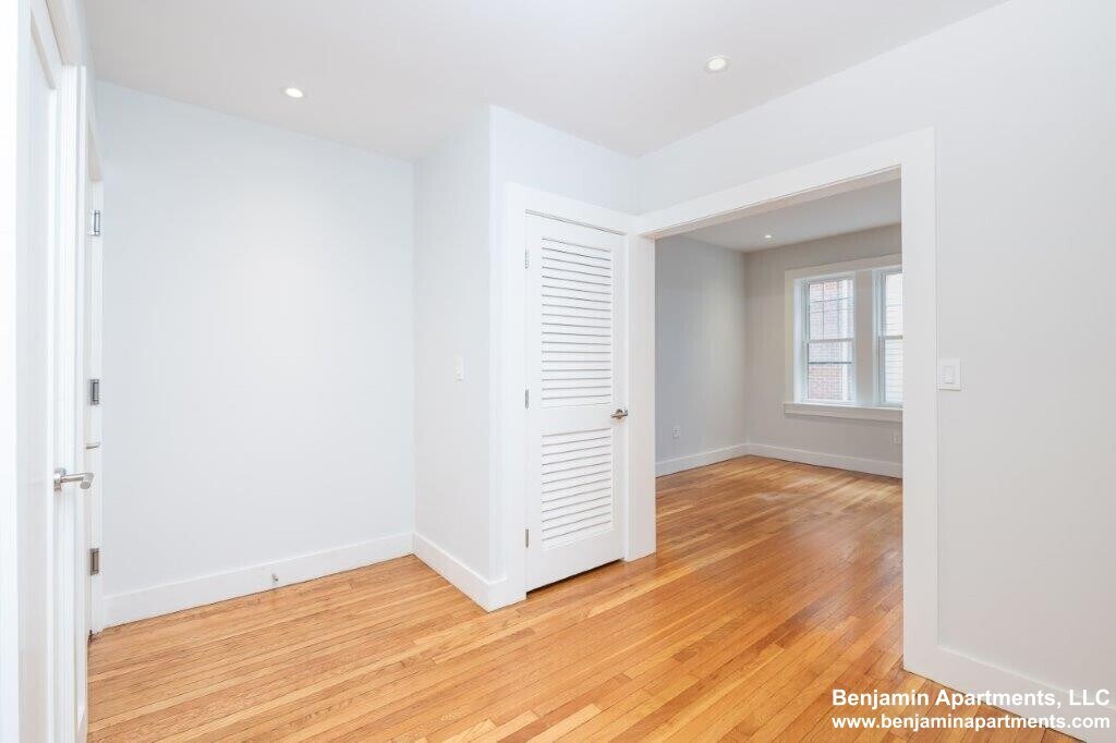 Building Photo - 18 Forest St