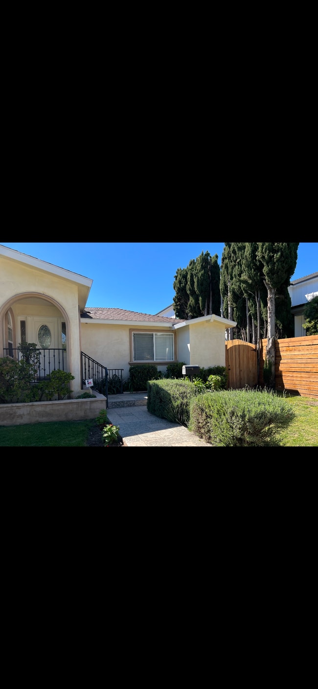 Building Photo - 2735 Overland Ave