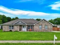 Building Photo - Nice 3 Bedroom 2 Bathroom House In Souther...