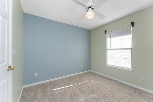 Building Photo - Charming 3BR Townhouse with Garage & Priva...