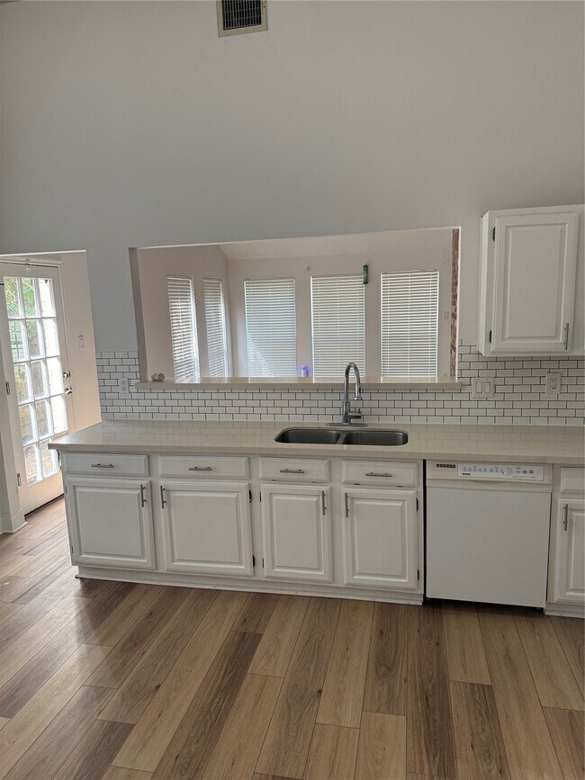 Building Photo - 3211 Mesquite Dr