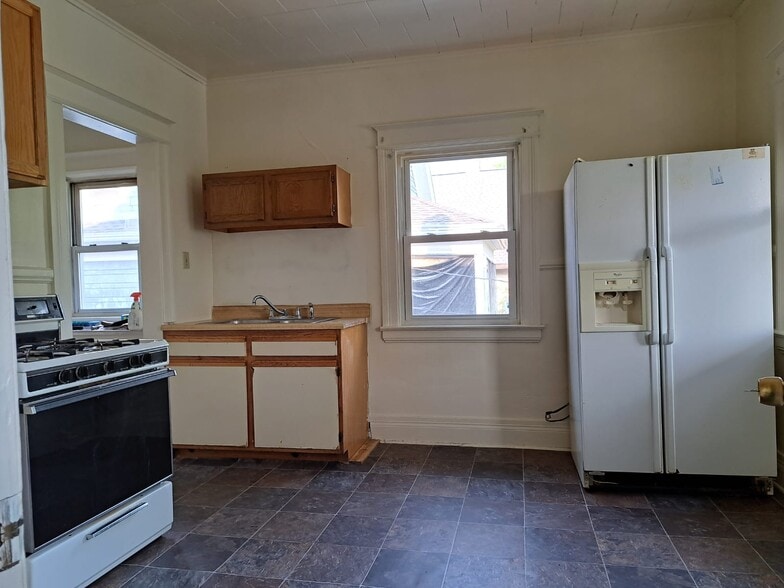 Kitchen - 307 Cedarwood Ter