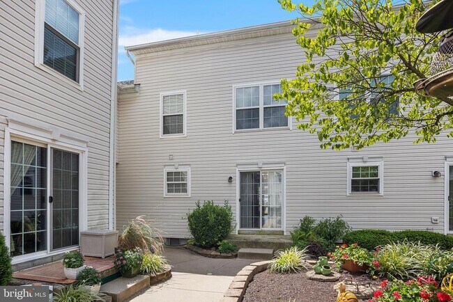 Building Photo - 618 Songbird Ct