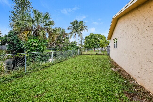 Building Photo - 425 SW 74th Ave