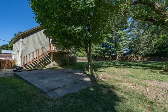 Building Photo - 149 Maple St