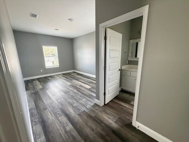 Building Photo - 4 bedroom 3 bath