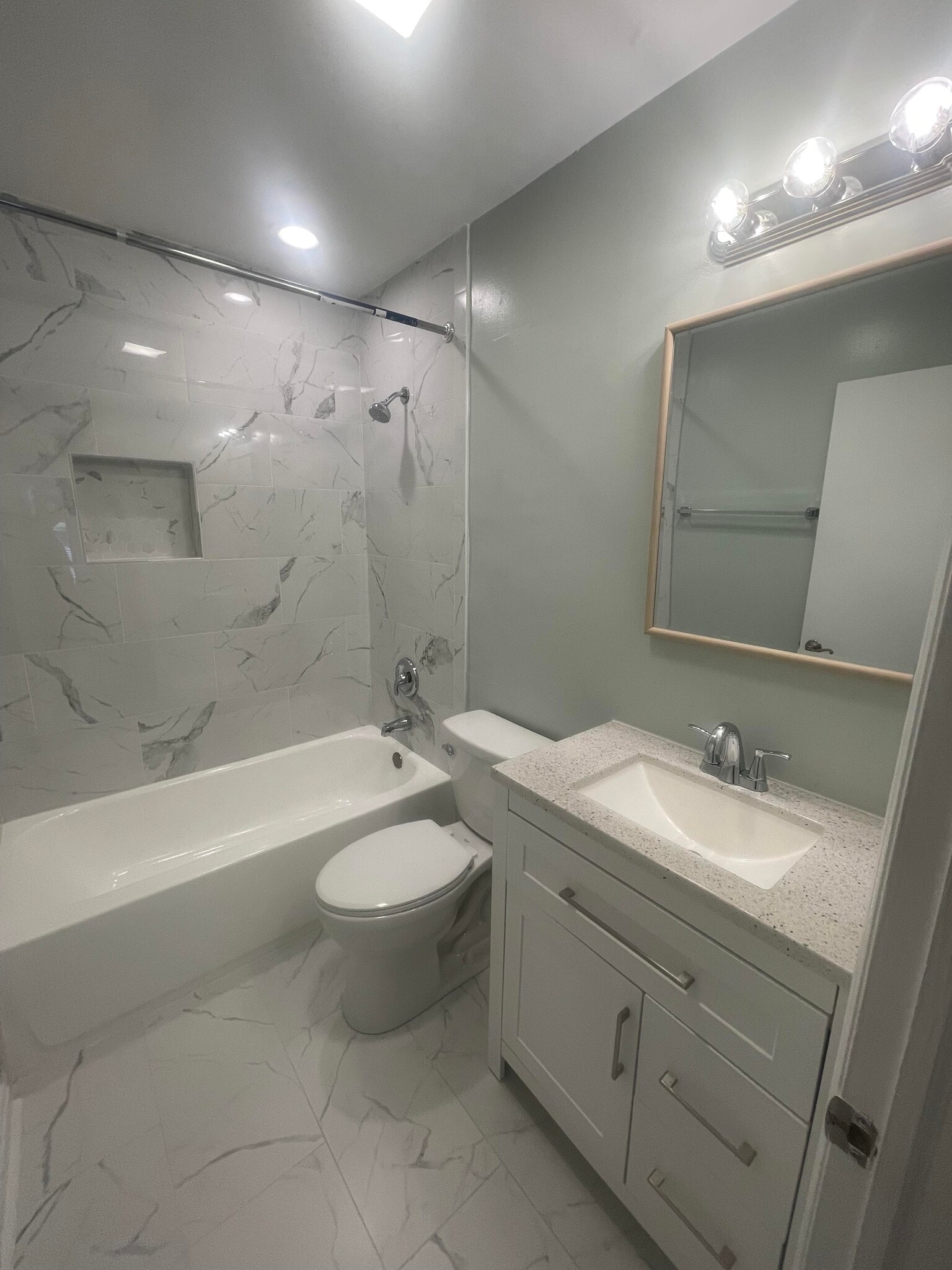 Building Photo - 221 Fallsway Ln