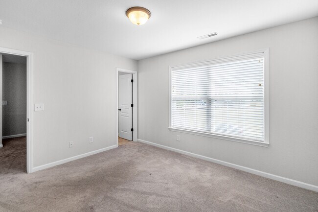 Building Photo - 558 Calen Ln