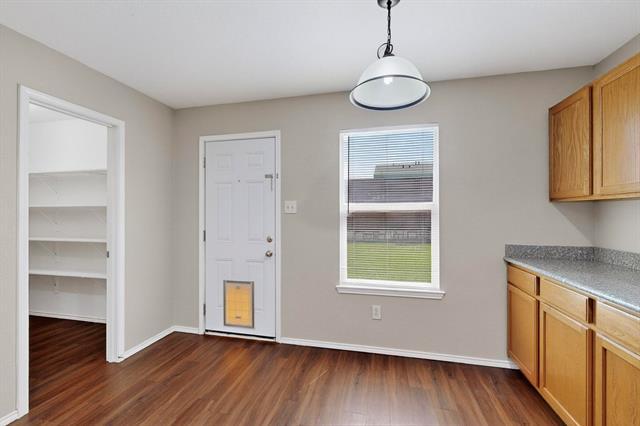 Building Photo - 708 Lark Dr