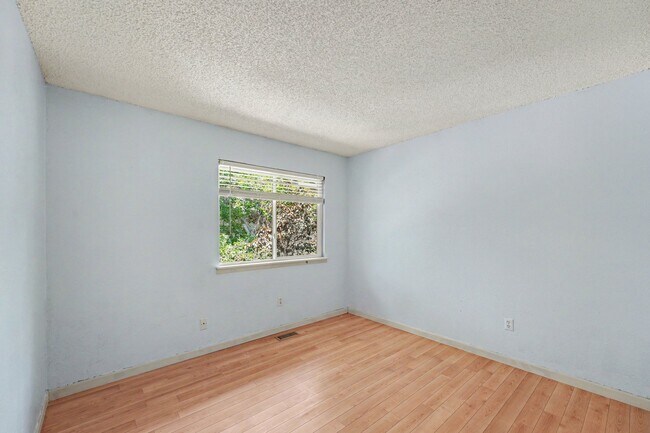 Building Photo - 1511 Seneca Cir