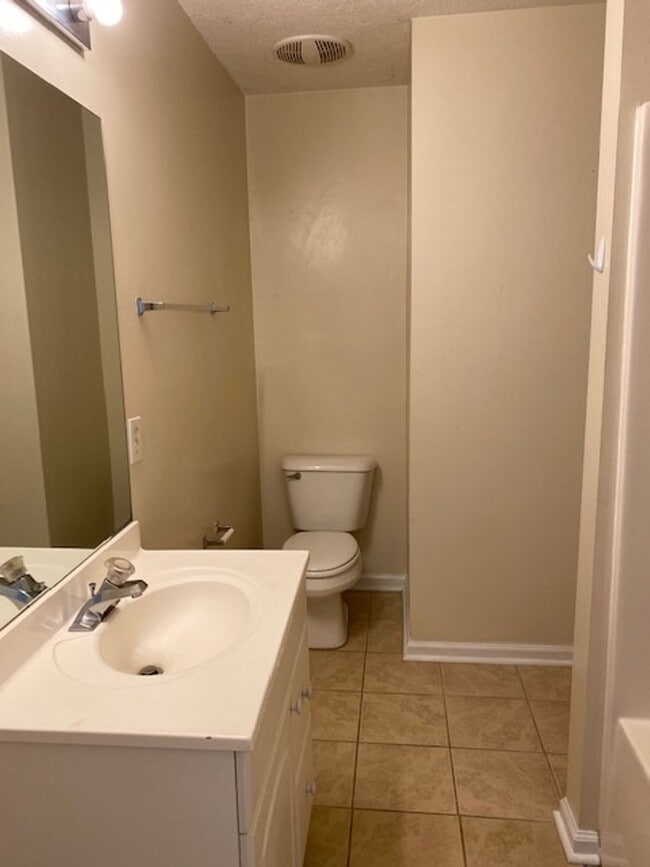 Building Photo - Home in Hillsdale