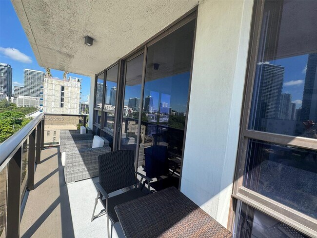 Building Photo - 600 NE 36th St