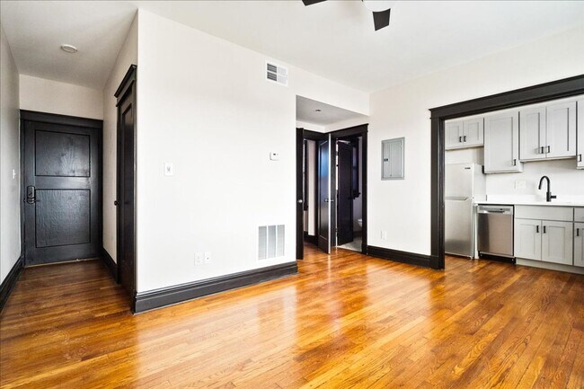 Building Photo - Polly Want an Apartment